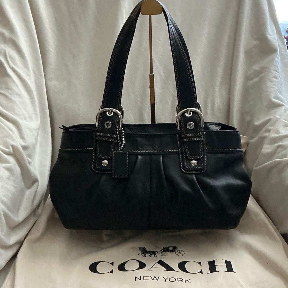 Coach Soho Pleated Black Leather Shoulder Bag. Abs stunning 🤩 full inclusion.